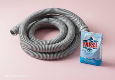 Afvoerslang wasmachine en soda, roze achtergrond