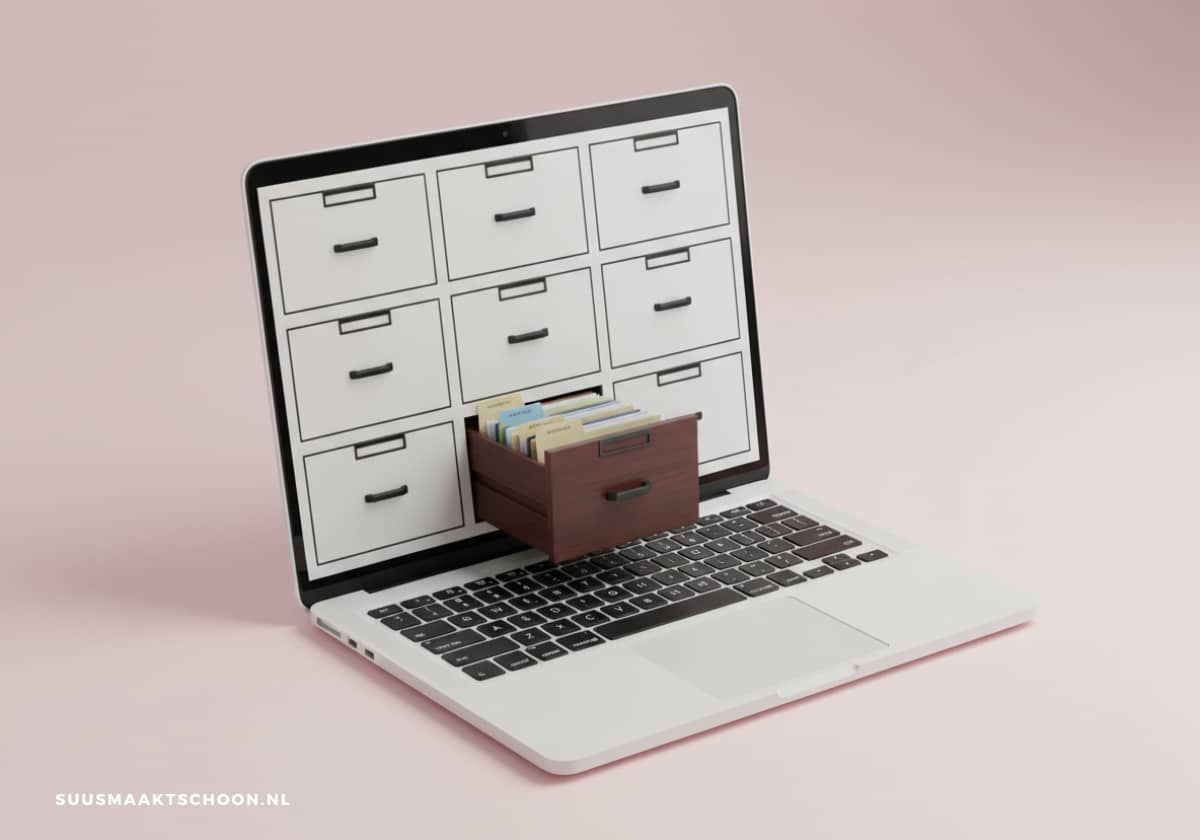 Laptop met open lade vol digitale mappen op het scherm, als symbool voor digitale bestanden organiseren en grip krijgen op digitale rommel met slimme apps.