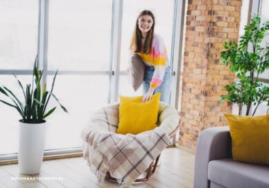 Meisje met kussen in woonkamer