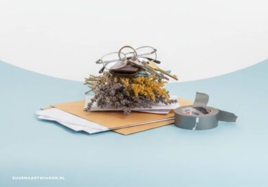 Stapels papier met brillen en bloemen, een praktisch voorbeeld om rommelige hoekjes in huis aan te pakken.