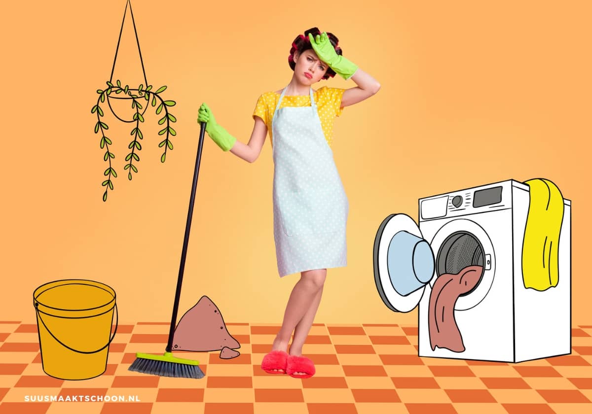 Vrouw met schoonmaakhandschoenen en schort staat zichtbaar vermoeid tussen emmer, bezem en wasmachine, illustratie bij schoonmaken tegen stress en mentale druk in huis.