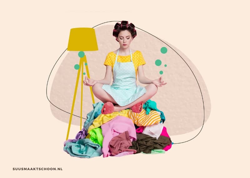 Vrouw zit in meditatiehouding op een stapel wasgoed, illustratie van schoonmaken tegen stress en hoe poetsen mentale rust kan geven.