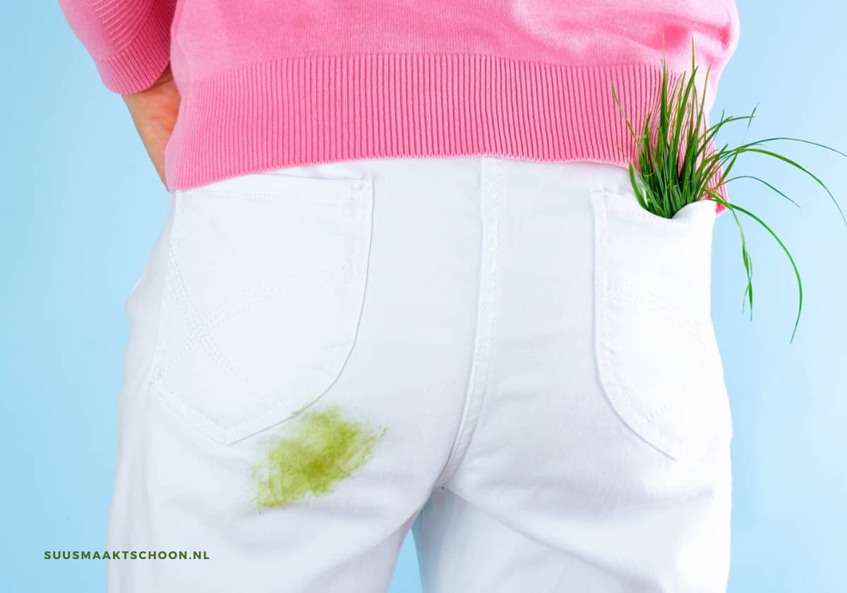 Witte broek met grasvlekken