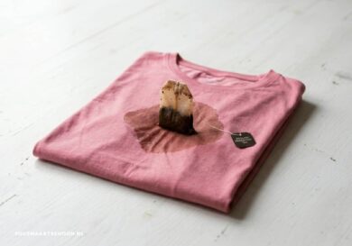 Roze shirt met een theezakje erop en vlek
