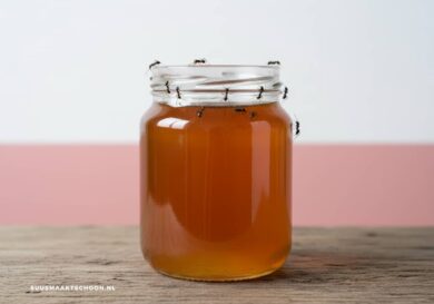 Pot met honing en mieren vanwege mierenplaag in huis