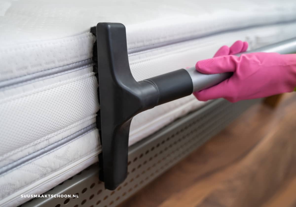 matras schoonmaken met stofzuiger