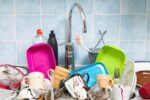 Vuil afwas en rommelige keuken