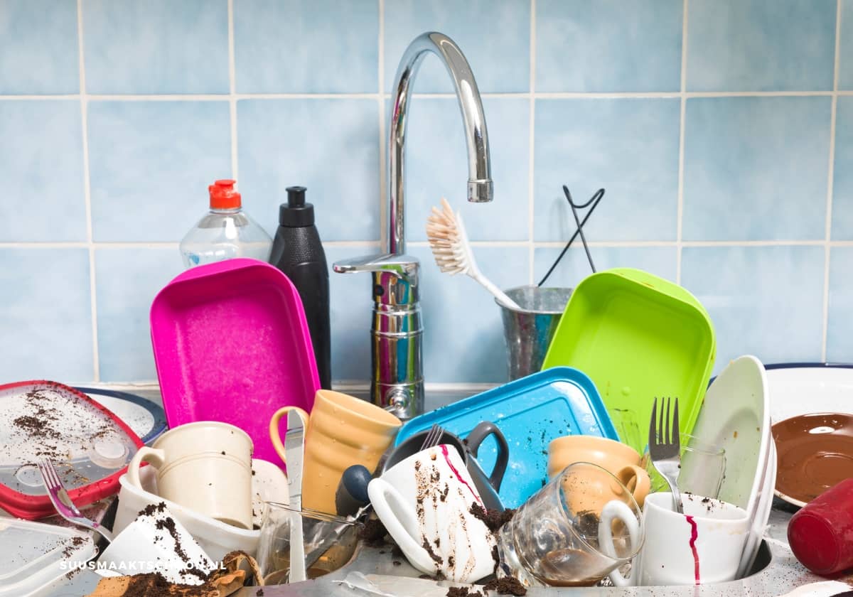 Vuil afwas en rommelige keuken